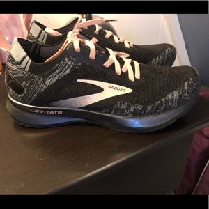 Womens Brooks Levitate 4 size 6.5